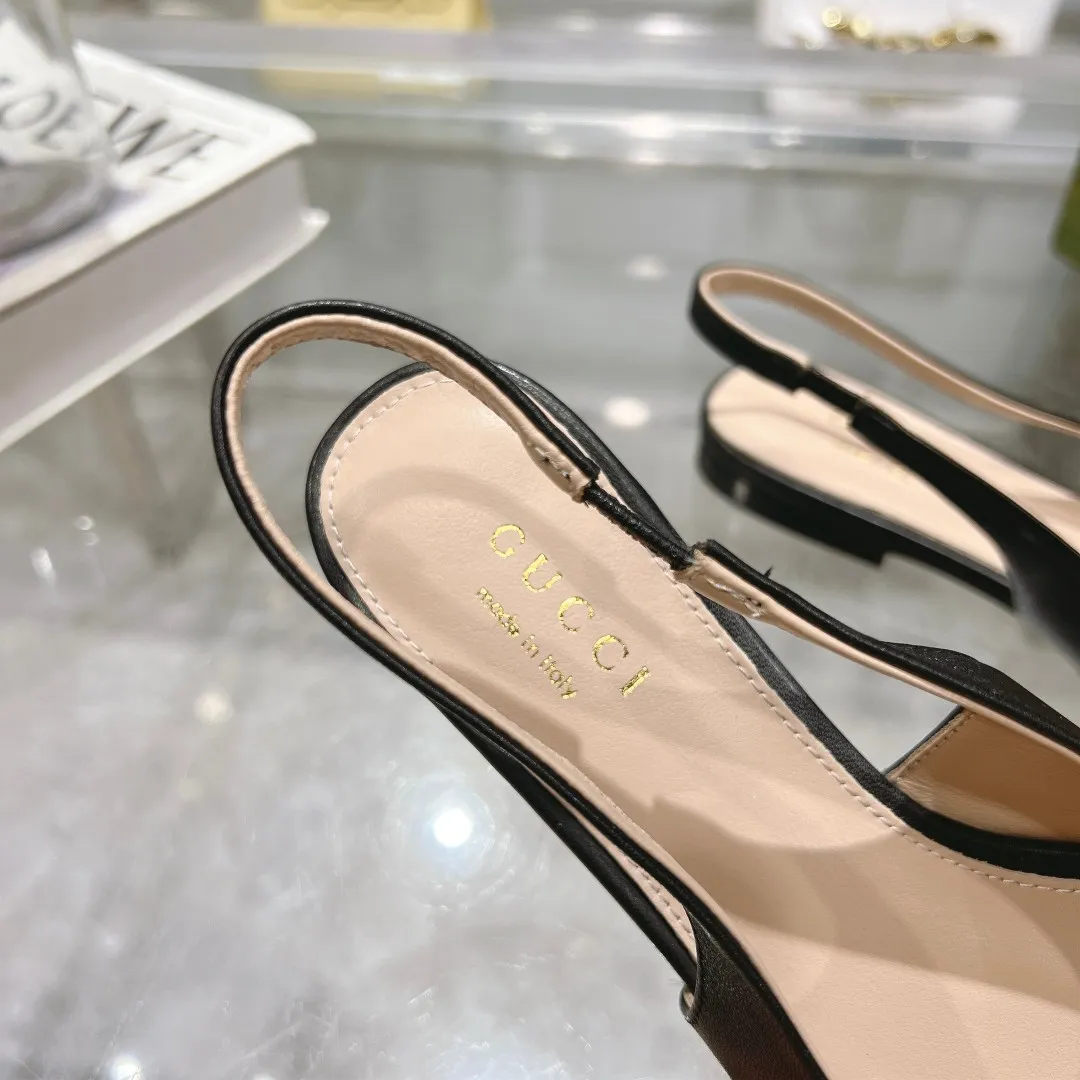 👟👟Ex-factory price 440👟👟 (genuine leather sole +40) Gucci Original GG canvas adds dazzling essence to these slingback pumps. Brown leather piping and light gold-toned hardware are complemented by beige and brown graphics. The pointed toe, elasticated straps and low heel all work together to create a comfortable fit. Upper: Made of first-layer imported patent cowhide/sheepskin lining. Outsole: Rubber non-slip outsole/genuine leather outsole. Size: 35-42 (34/41 42 customized, non-refundable)​